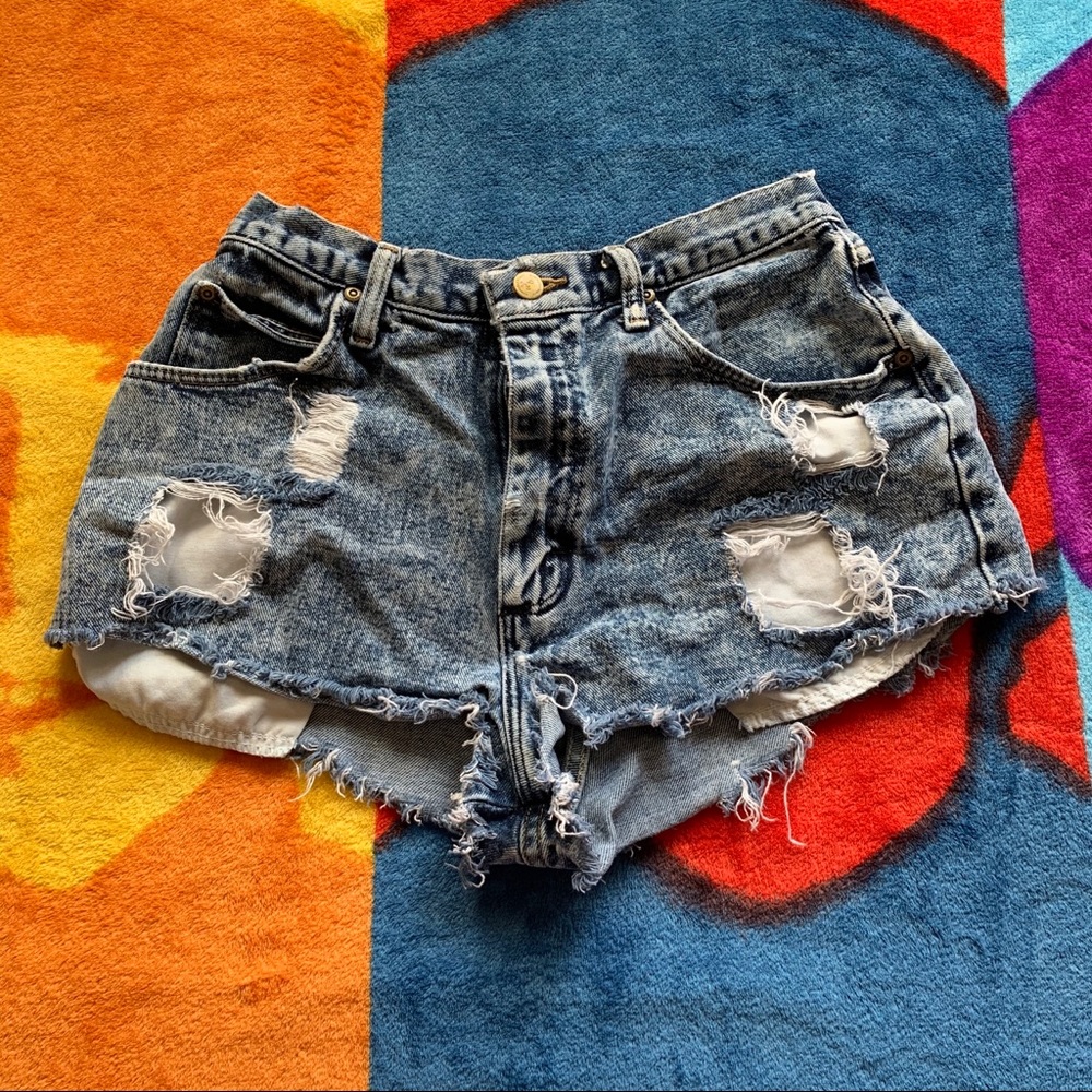 Wrangler blues high waisted jean shorts !